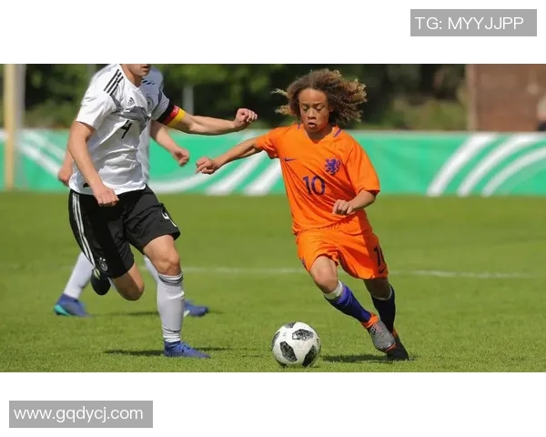 哈维西蒙斯的崛起之路：从青训新星到足球场上的闪耀之星